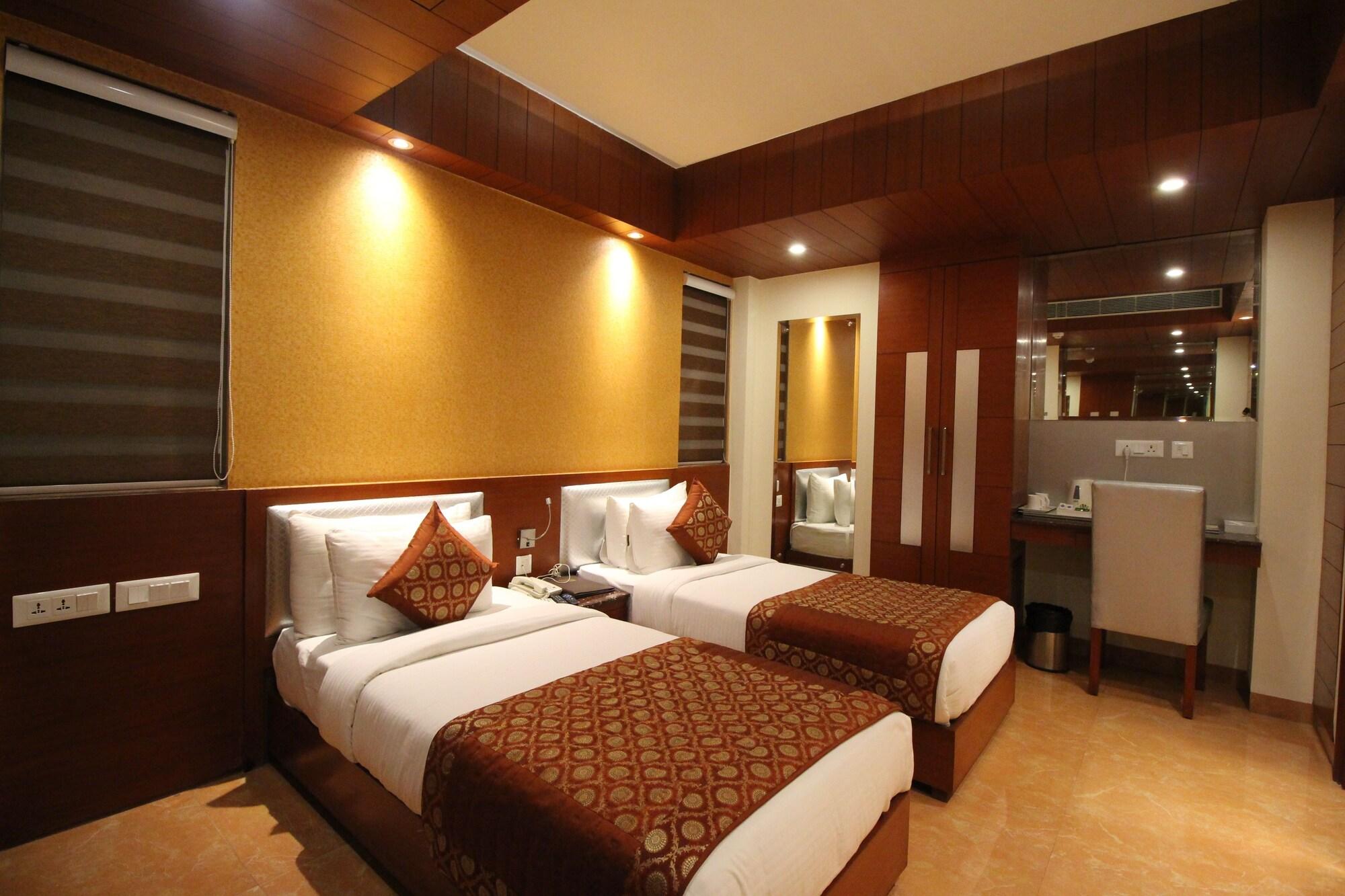 Hotel Golden Grand Delhi  Exterior photo