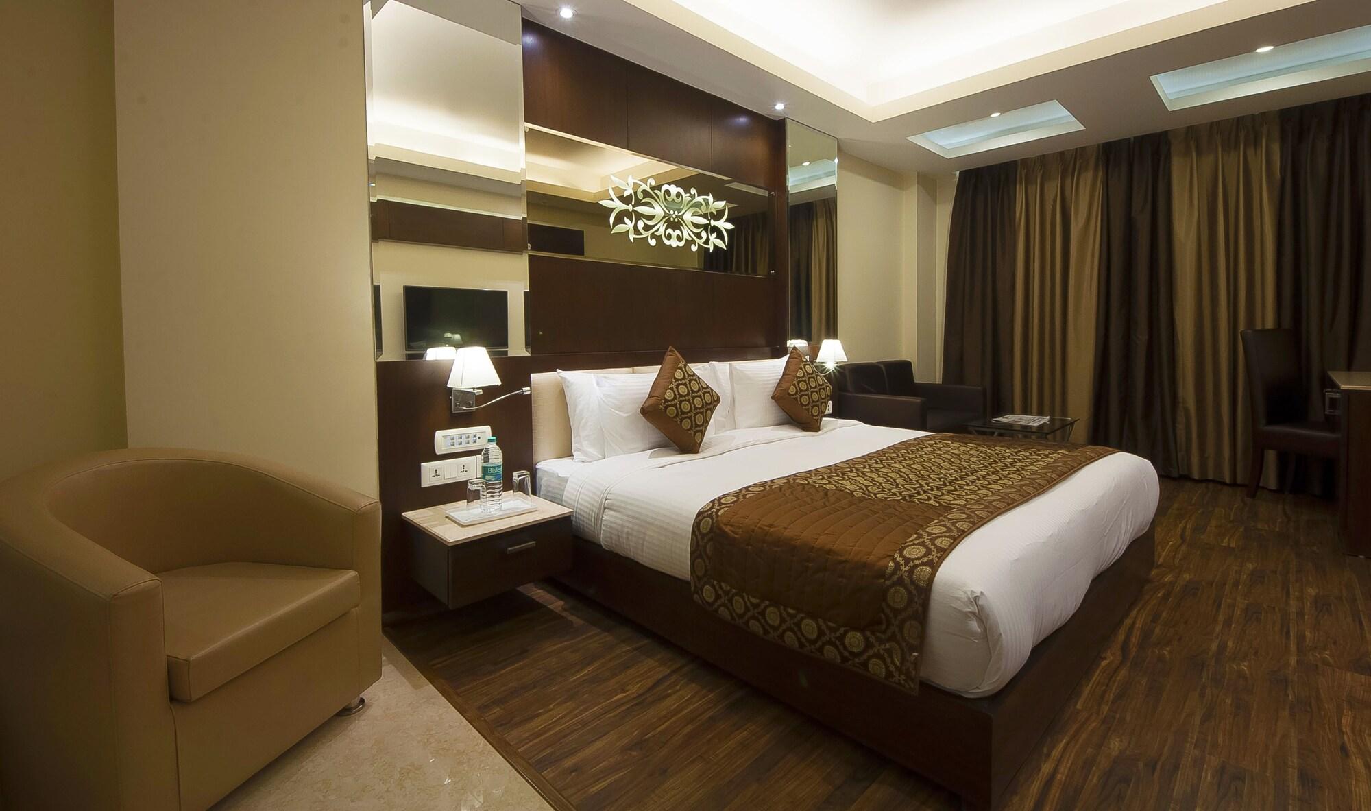 Hotel Golden Grand Delhi  Exterior photo