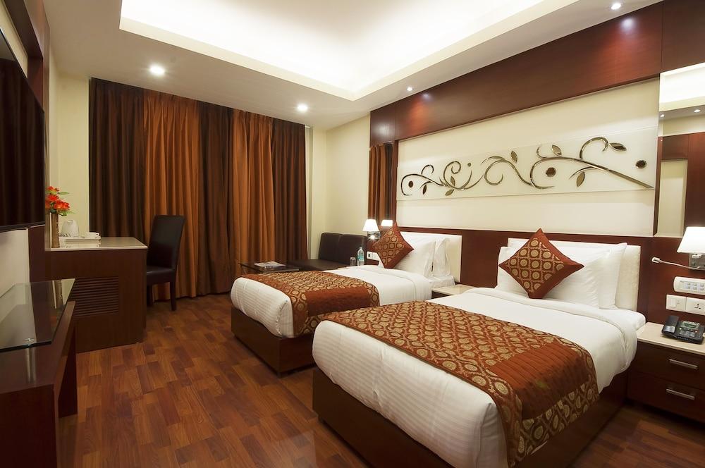 Hotel Golden Grand Delhi  Exterior photo