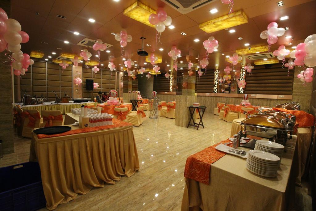 Hotel Golden Grand Delhi  Exterior photo