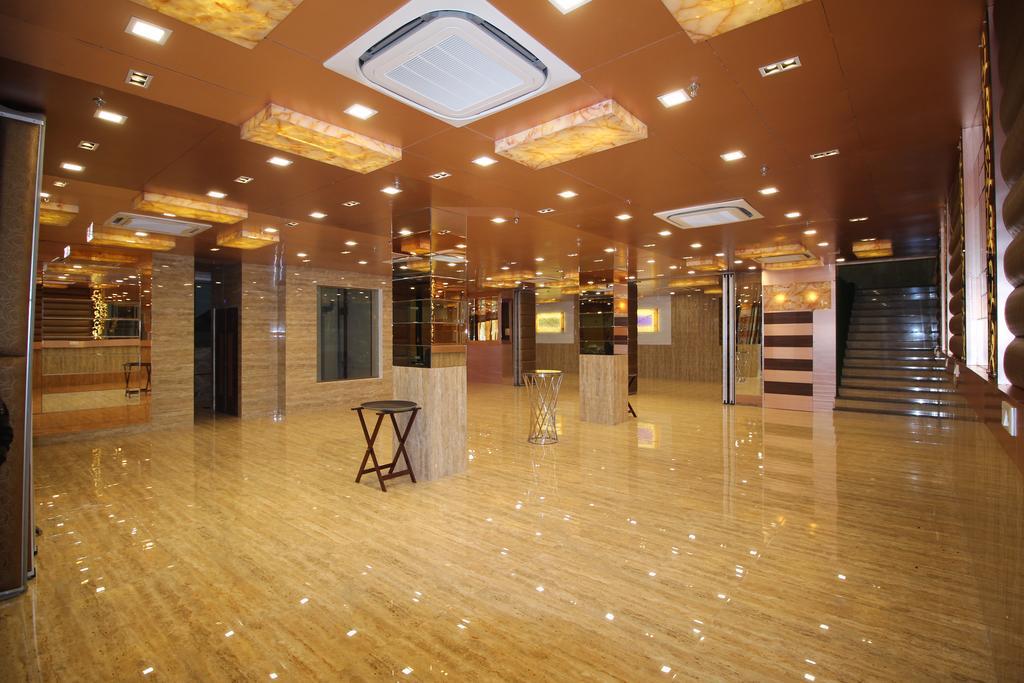 Hotel Golden Grand Delhi  Exterior photo