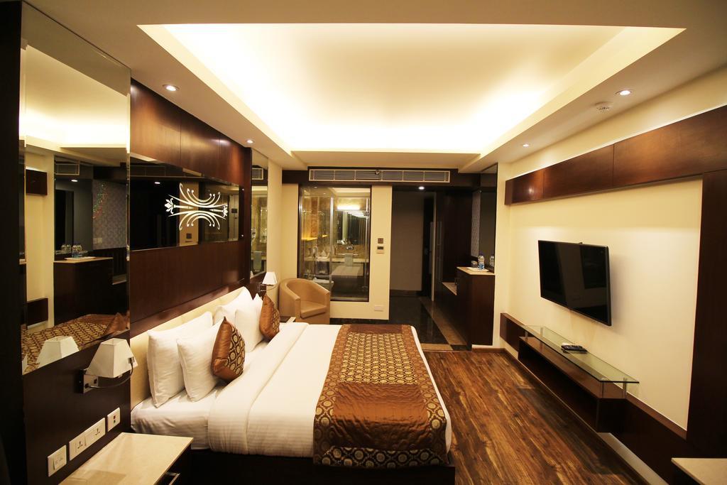Hotel Golden Grand Delhi  Exterior photo