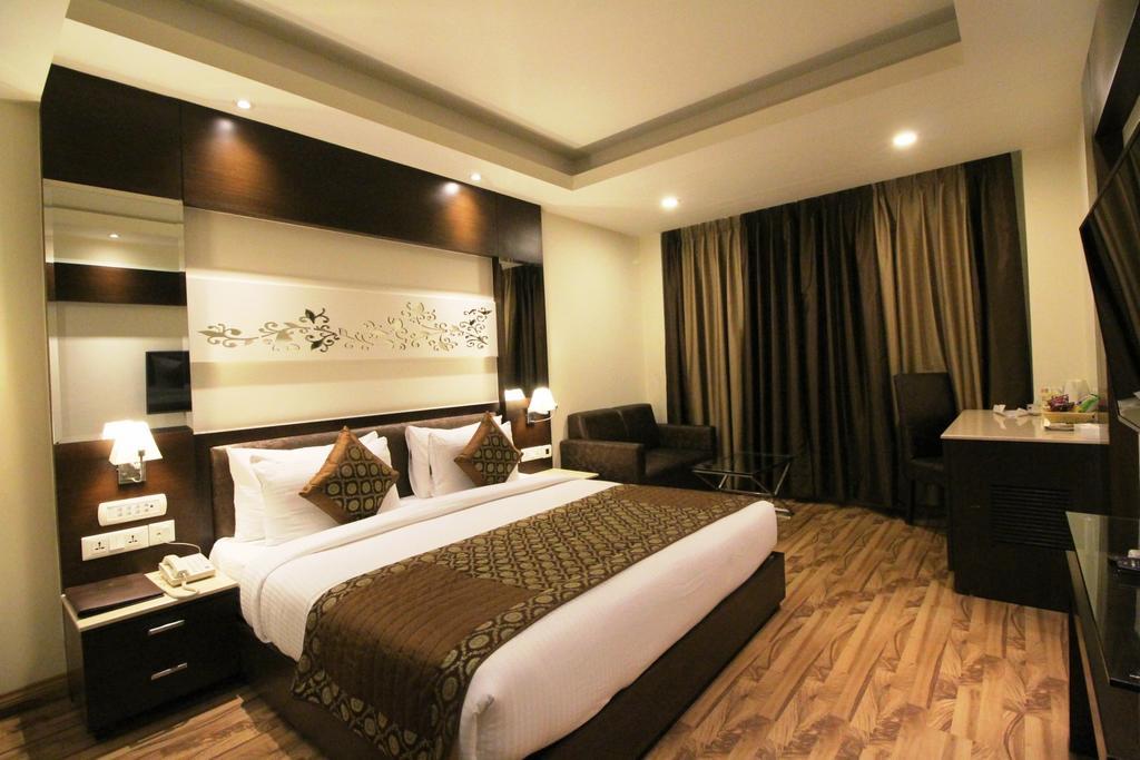 Hotel Golden Grand Delhi  Exterior photo