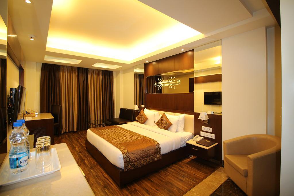 Hotel Golden Grand Delhi  Exterior photo